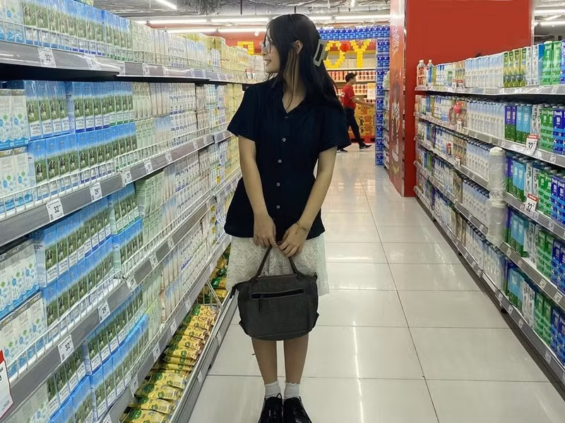 Bo hiện tại đã trở thành một thiếu nữ xinh xắn. Phong cách của cô bé nhẹ nhàng mà thanh lịch, nữ tính.