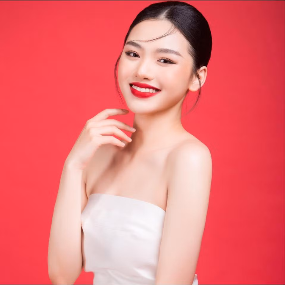 “Những lời chê bai, chỉ trích đều mang đến cho tôi 2 trường phái cảm xúc tiêu cực và tích cực. Tôi hay để ý đến những lời nói đó và tự làm tâm trạng bản thân đi xuống. Ngược lại, phần lớn tôi sẽ nhìn nhận, lắng nghe, phát triển và cải thiện bản thân, sống đúng là chính mình và học cách nhìn vào những điều tốt đẹp trong những lời chê bai, chỉ trích”, Khánh Hòa bộc bạch.