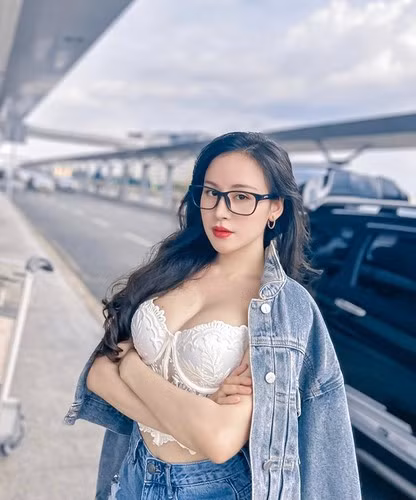 Bà Tưng tên thật là Lê Thị Huyền Anh, sinh năm 1993 đến từ Nghệ An.