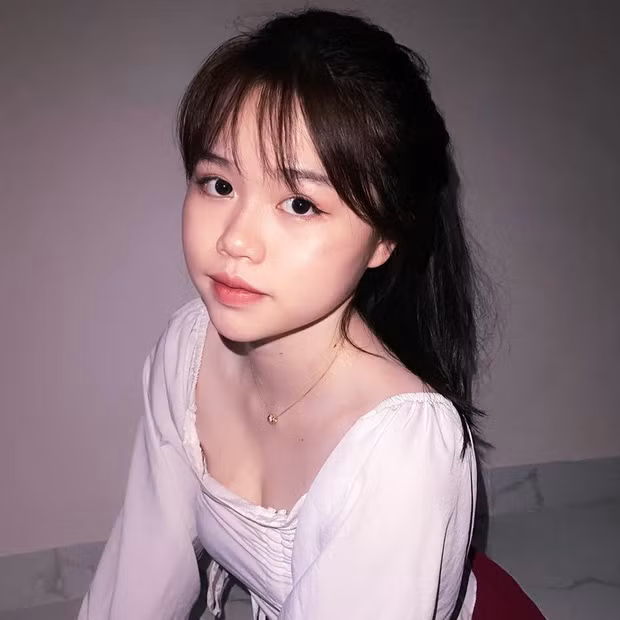 Huỳnh Anh cũng đăng thêm hình ảnh rạng rỡ bên Quang Hải và khẳng định ở góc trực diện thì cô chỉ còn...1 cằm.