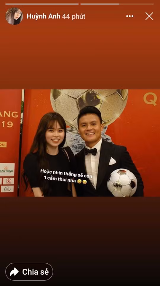 Cụ thể, trên dòng story, Huỳnh Anh có viết: "Huỳnh Anh trốn dịch hơi kĩ nên ấp ra thêm cằm 2. Còn đăng hình phải lựa góc chứ tự dìm mình chắc mọi người nghỉ chơi với Huỳnh Anh mất..."