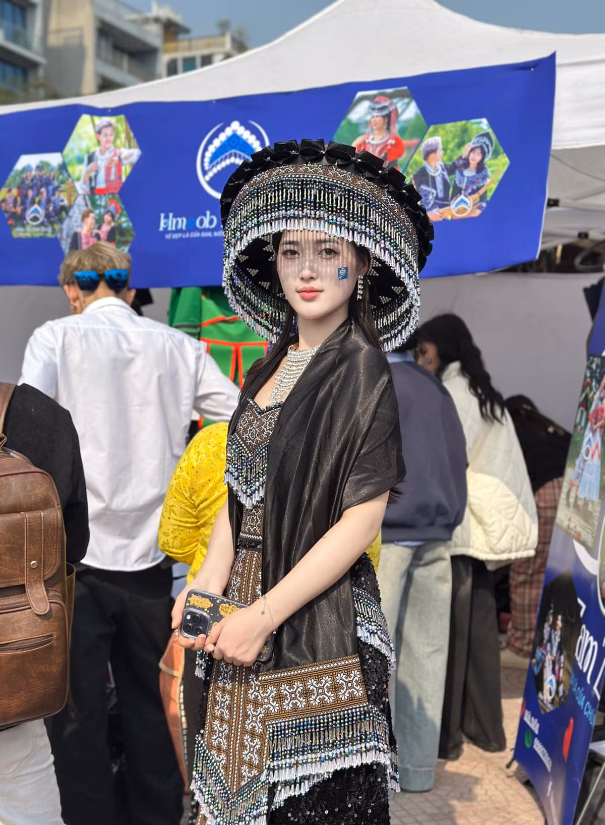 Giàng Thị Váng bắt đầu gây chú ý khi xuất hiện trong một đoạn phim ngắn về du lịch. Khi đó, cô gái người H'Mông với vẻ đẹp thuẩn khiết tựa như những bông hoa rừng núi từng khiến nhiều người "đứng ngồi không yên". Đoạn video về cô gái được cắt ra và chia sẻ trên mạng xã hội.