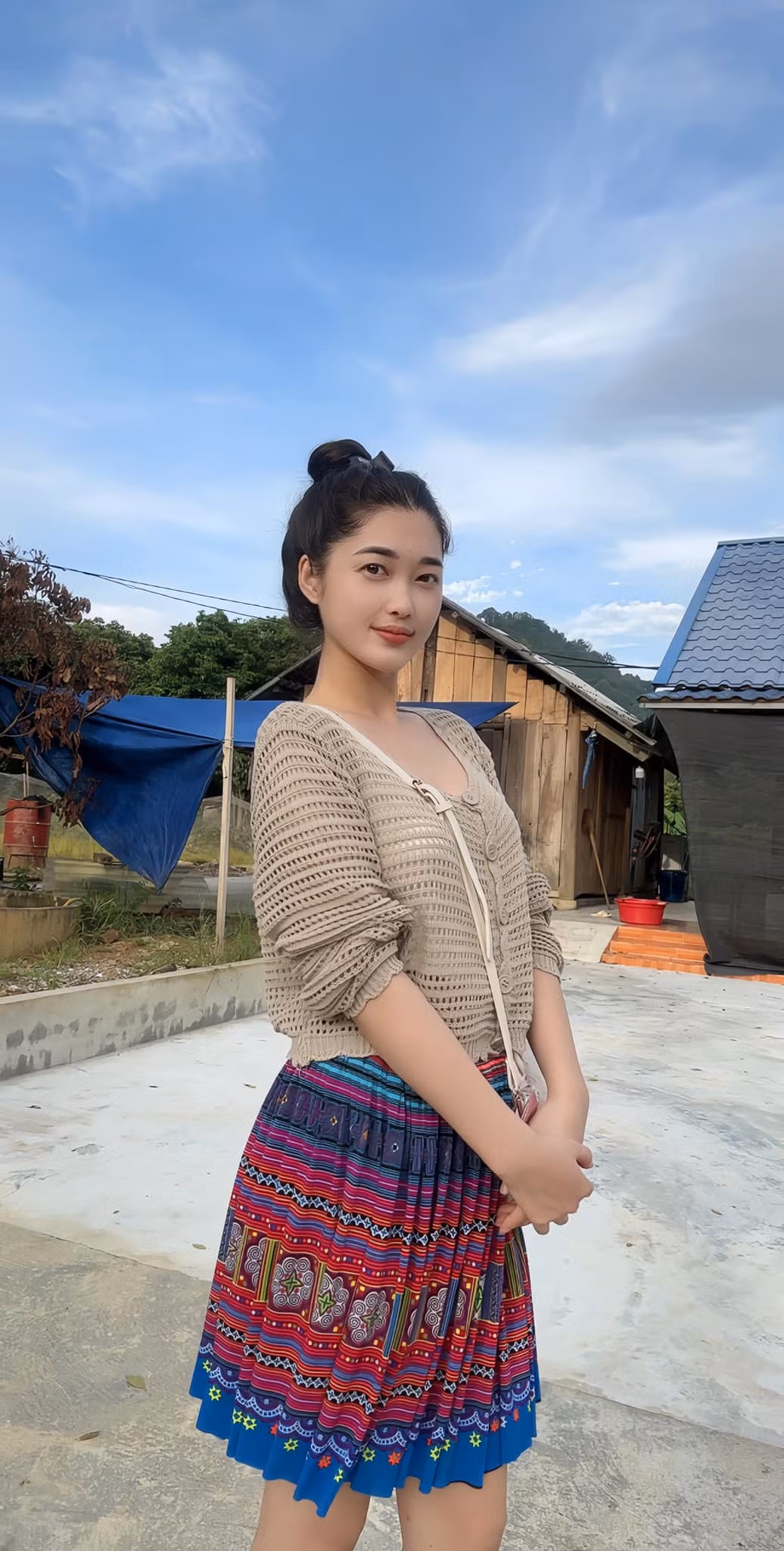 Ở thời điểm hiện tại, nhan sắc của cô nàng vẫn được nhiều người đánh giá cao. Cô thiếu nữ H'Mông đã biết cách ăn diện hơn, tuy nhiên vẫn vô cùng nền nã, nữ tính, không gây phản cảm.