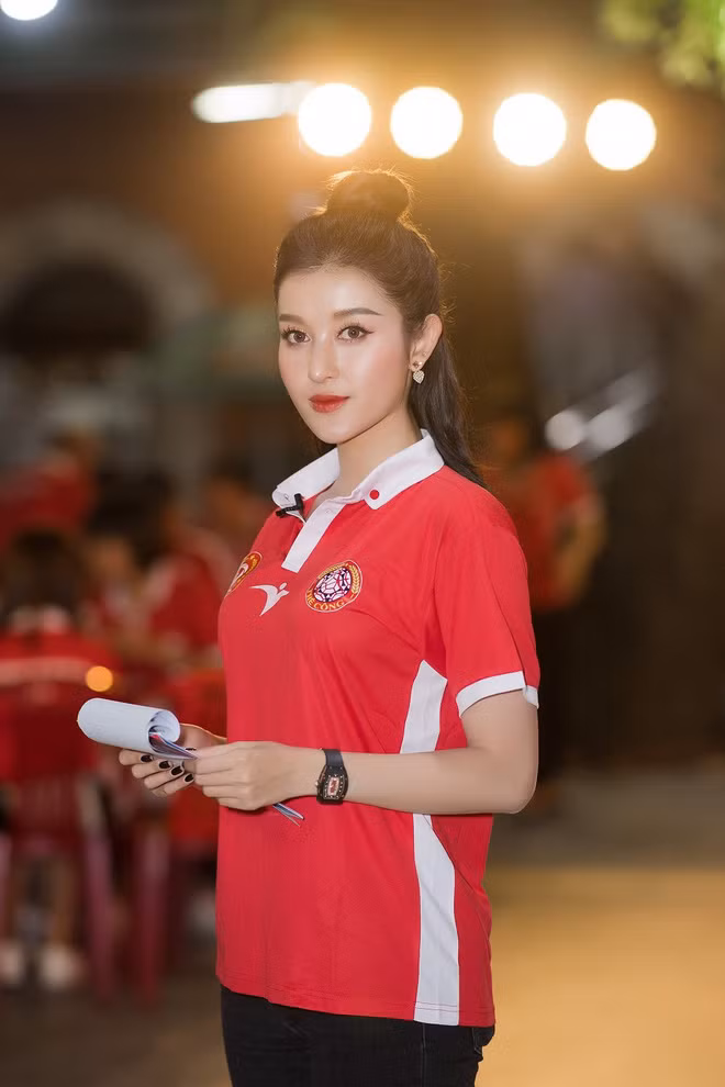Phong thái chuyên nghiệp và thần thái tự tin của Á hậu của cuộc thi Hoa hậu Việt Nam 2014 khiến dân mạng ngưỡng mộ, đây sẽ là BTV hot trong thời gian tới cho mà xem.