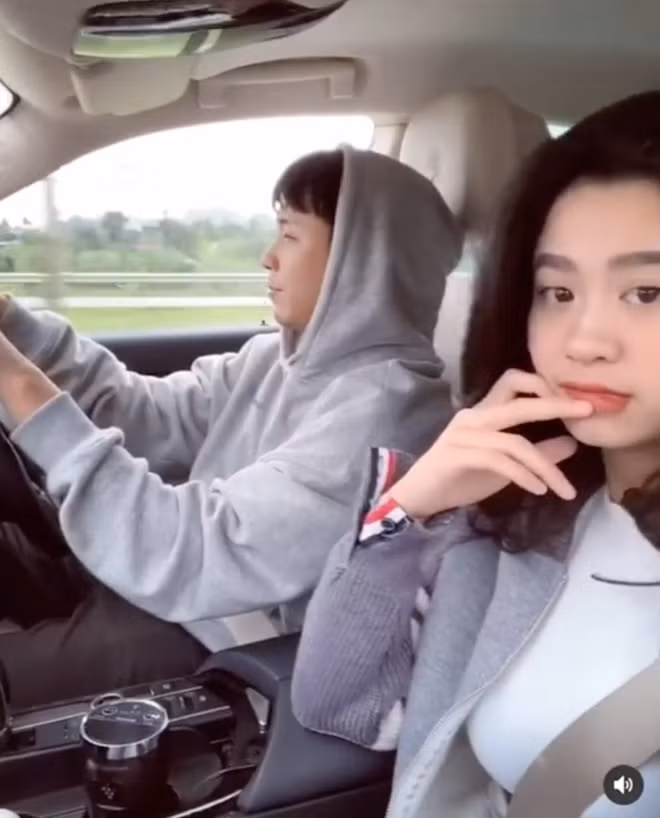 Cặp đôi Hàn Hằng và Huyme không ngại khoe những khoảnh khắc cùng nhau làm mọi việc.