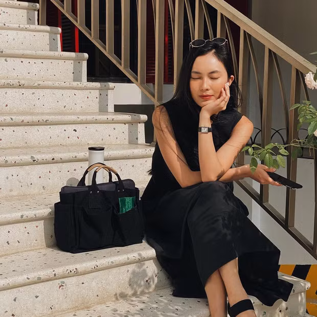 Dù kém nhau 6 tuổi nhưng ngoại hình Helly Tống được nhận xét nổi trội hơn hẳn. Về phía "bạn gái tin đồn Văn Hậu", gương mặt của 10X có chút thiếu tự nhiên.