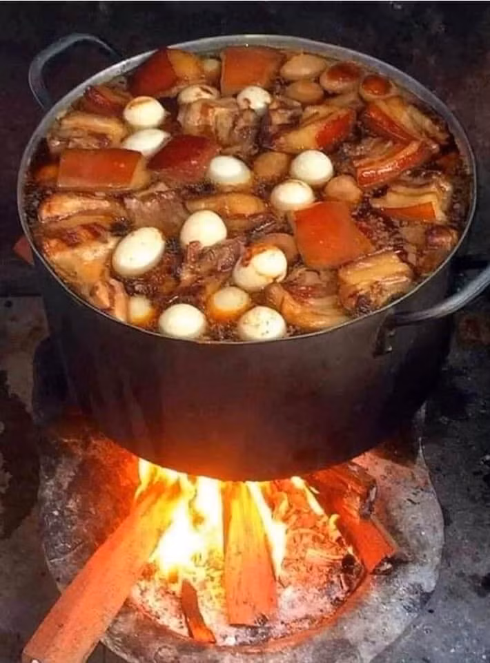 Còn với nhiều bạn ở miền Nam, nồi thịt kho trứng là không thể thiếu trong món ăn ngày Tết.