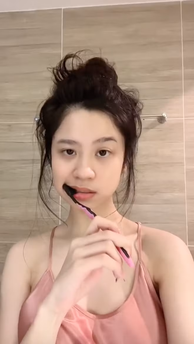 Mới đây, Hàn Hằng lại gây chú ý với clip "biến hình" trên TikTok.
