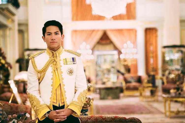 Được biết, hiện tại hoàng tử Mateen đang sống trong cung điện Brunei có 1.788 căn phòng dát vàng. Diện tích của cung điện này lên tới 200.000 m2 với 257 phòng tắm và 5 bể bơi. Sống trong biệt thự lộng lẫy, sử dụng đồ hiệu dường như đã trở thành thói quen quá đỗi đời thường của vị hoàng tử này.
