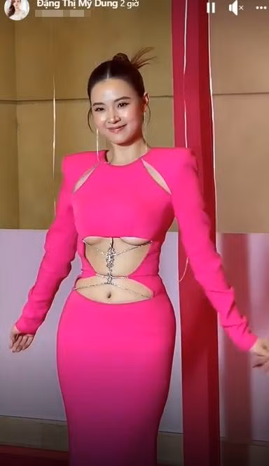 Nhưng điểm khiến người xem chú ý chính là thời trang của chính chủ. Trong hình, cô diện chiếc áo 2 dây gợi cảm.
