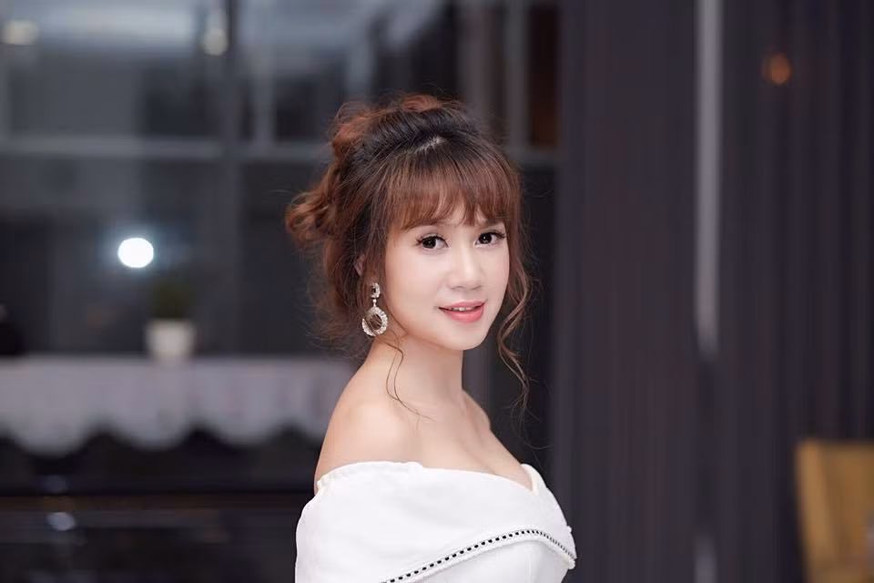 Sinh năm 1987, Minh Hà (vợ ca sĩ Lý Hải) sở hữu vẻ đẹp dễ thương, nhí nhảnh. Cô nàng vẫn giữ được xinh tươi như thiếu nữ sau khi sinh nở