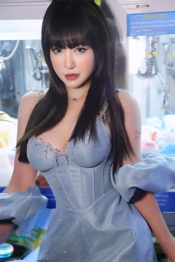 Elly Trần là cái tên tiếp theo trong dàn hot girl sinh năm 1987 làm netizen phải chú ý mỗi khi xuất hiện.