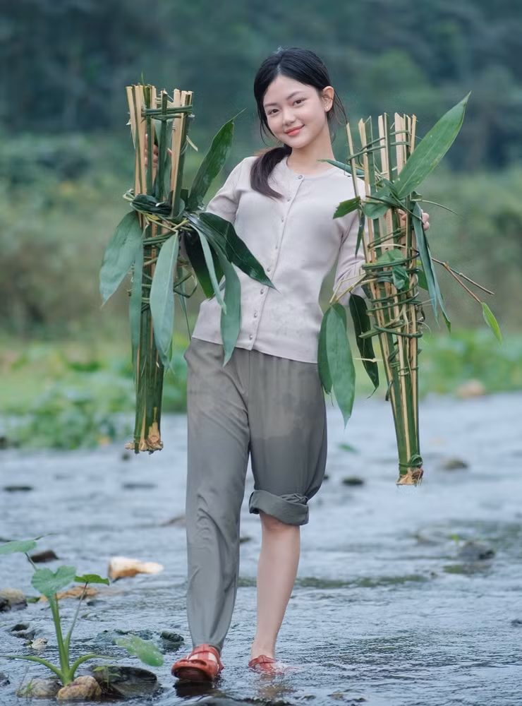 Tuy nhiên, khi trở về với phong cách đời thường, nữ YouTuber này lại gây chú ý với những bức hình gợi cảm, cá tính.