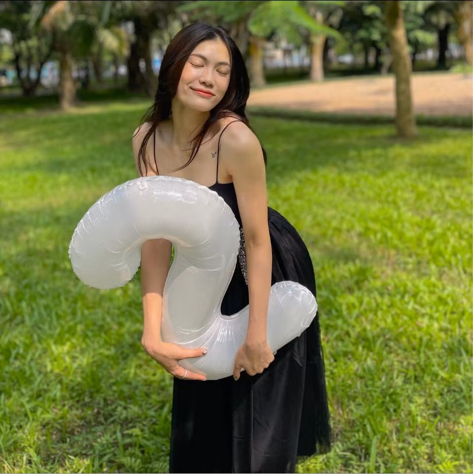 Vi Thị Yến Nhi (trái) sinh năm 2003, hiện đang khoác áo đội bóng chuyền nữ Hà Nội tại giải bóng chuyền hạng A quốc gia. Chân dài 1m78 được giới chuyên môn nhận định là một trong những cây chuyền hai trẻ triển vọng bậc nhất của làng bóng chuyền Việt Nam hiện nay.