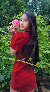 Không rõ sản phẩm được quảng cáo có chất lượng như thế nào, nguồn gốc ra sao, nhưng việc cô ăn mặc như đang vào vai 1 chuyên gia dinh dưỡng khiến nhiều người phải đặt câu hỏi.