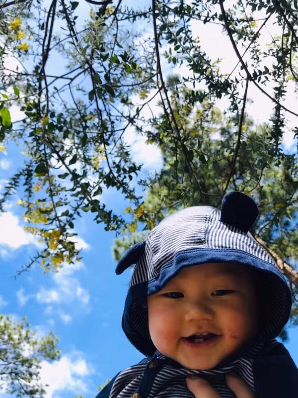 Theo tìm hiểu, cậu nhóc trong nói trên có tên Nguyễn Minh Ân (tên ở nhà là Bíp, 9 tháng tuổi). Đây là những bức ảnh được bố mẹ tranh thủ ngày nghỉ cũng như kỷ niệm 1 năm ngày cưới đưa đi lên du lịch Đà Lạt thư giãn.