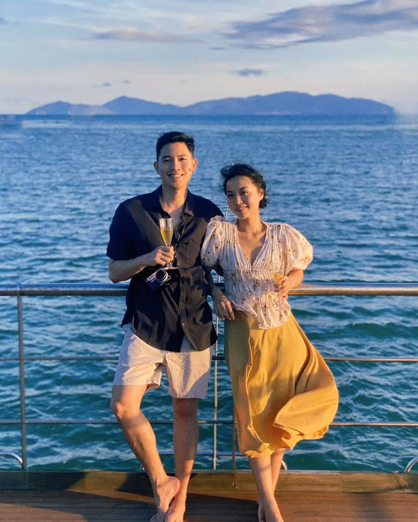 Hà Trúc và Quang Đạt vướng nghi vấn hẹn hò từ tháng 10/2019, thời điểm cặp đôi được phát hiện đi du lịch chung. Đến đầu năm 2020, cặp đôi chính thức công khai chuyện tình cảm. Từ đó đến nay, cặp đôi luôn khiến người ta phải ngưỡng mộ vì độ xứng đôi khi vừa đẹp, vừa nổi tiếng lại vừa... giàu.