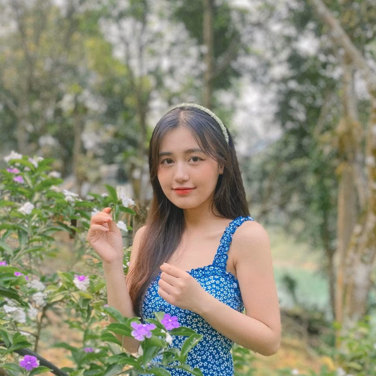 Việc có kinh nghiệm làm MC cũng đem lại những lợi thế nhất định cho Hồng Hạnh khi tham gia chương trình như quen với ánh đèn máy quay và áp lực lên sóng. Thế nhưng trong suy nghĩ của cô nàng, cả 32 cô gái đều là 32 bông hoa đặc biệt, có những thế mạnh nổi bật và có cá tính riêng.
