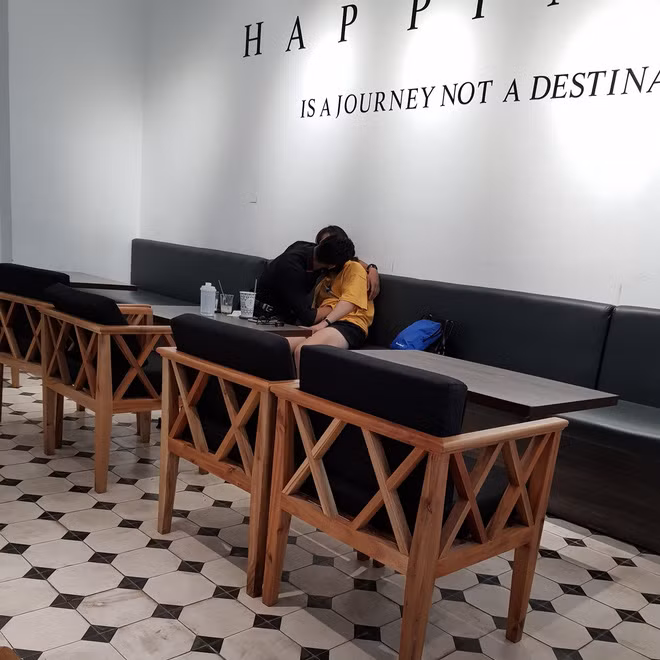 Đoạn video hôn nhau phản cảm trở nên viral khắp các diễn đàn, 20 giây ngắn ngủi thu hút tới cả triệu lượt xem.