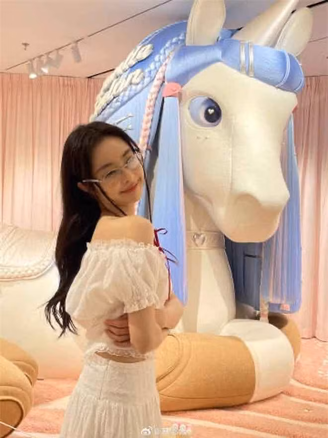 Không những vậy, hot girl này còn sở hữu khuôn mặt tròn và cặp má cũng khá tương đồng với nữ idol đình đám, khiến nhiều khoảnh khắc lướt qua dân tình tưởng lầm đây là Jennie.
