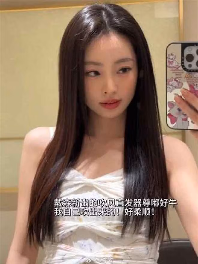 "Điều tra" Weibo, biệt đội thám tử mạng được một phen ngỡ ngàng và mê tít trước phong cách thời trang cực kỳ “bánh cuốn" của cô nàng.