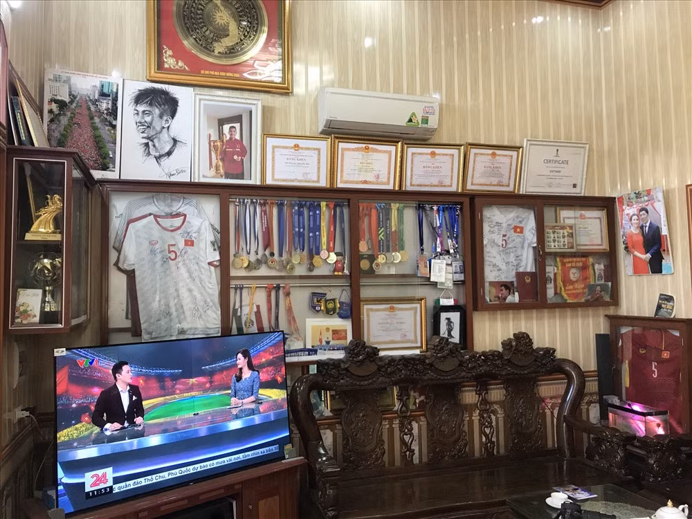 Khi căn nhà được xây dựng, Văn Hậu chỉ mới vài ngày tuổi và vẫn nằm trong ngôi nhà cũ. Từ đó, nơi này trở thành ký ức tuổi thơ của Hậu. Khoảng sân trước nhà trở thành nơi cậu bé Hậu tập bóng hàng ngày và trò chơi tha hồ suốt ngày.