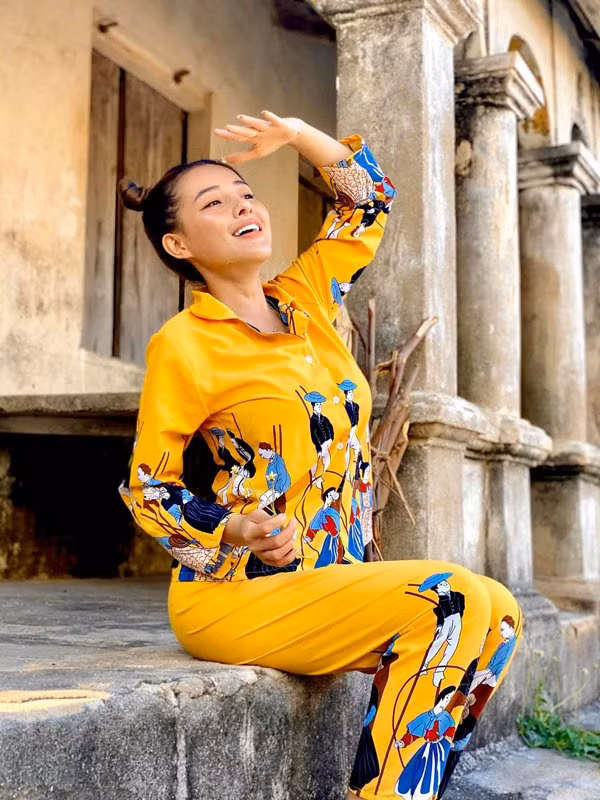Mà trong khi Ngân chỉ mặc gợi cảm thôi, chứ Ngân không hề cướp chồng hay giật bồ của ai hết. Mấy người ăn mặc kín đáo mà giật chồng, cướp bồ người khác hay làm chuyện gì xấu thì mọi người mới chửi được. Còn Ngân chỉ mặc gợi cảm thôi". Ngân 98 từng viết.