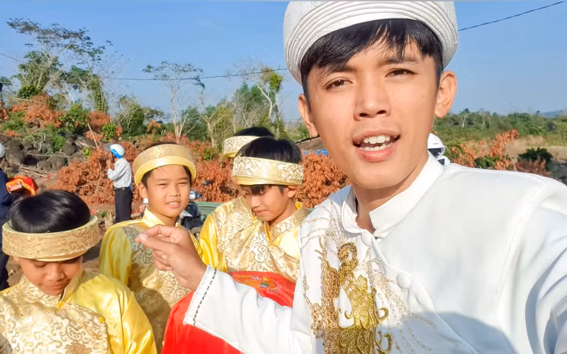 Cũng trong một video khác, khi chia sẻ về cuộc sống vùng quê nghèo khó, điều làm Sang Vlog bận tâm nhất đó là giúp các em nhỏ có thêm việc làm và thu nhập. Anh từng tiết lộ, mỗi em nhỏ sẽ có mức lương từ 3-4 triệu đồng, những bạn nào quay nhiều sẽ được khoảng 6 triệu đồng.