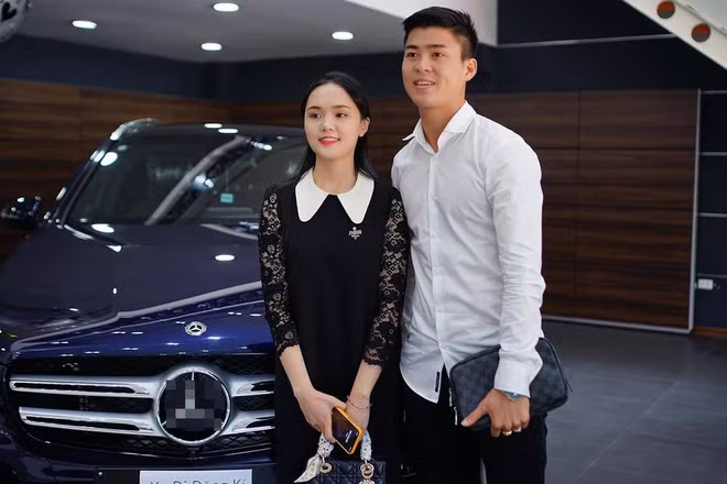 Để chuẩn bị cho cuộc sống hôn nhân, "công chúa béo" và Duy Mạnh không ngần ngại chi tiền. Trong đó phải kể đến chiếc Mercedes GLC 300 có giá khoảng hơn 2 tỷ được Quỳnh Anh tậu về.