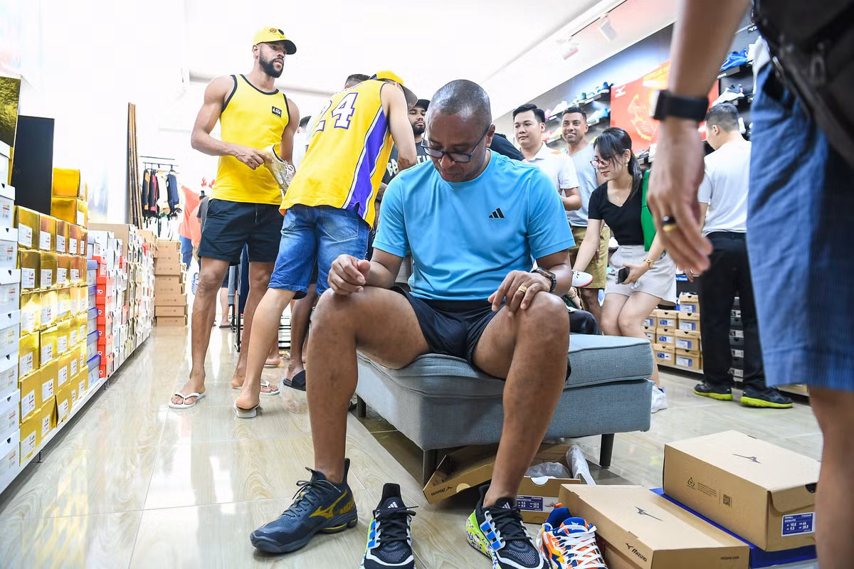 Sự xuất hiện của những ngôi sao từng đưa Brazil tới nhiều danh hiệu cao quý tại cửa hàng Kamito đã nhanh chóng thu hút sự chú ý của khán giả và họ cũng vui vẻ giao lưu, kí tặng các fan Việt Nam.