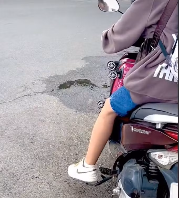 Quá hoảng sợ, cô bạn chỉ kịp dựng xe bên đường, sau đó cầm vali bỏ chạy ra phía xa. Nhóm bạn của cô nàng cũng rất bất ngờ, không biết nên làm sao để xử lý "bé na".