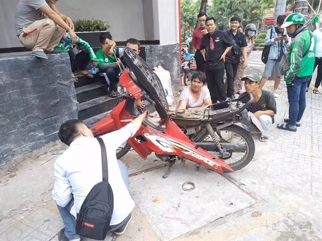 Việc các loại động vật mà điển hình là rắn chọn vị trí cư ngụ trên xe máy là điều không còn quá xa lạ.