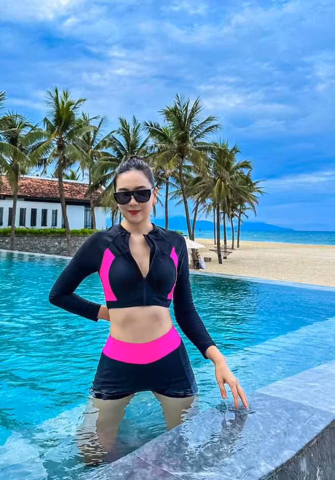 Tuy nhiên, Mai Ngọc lại dành nhiều lời khen ngợi cho chồng của mình. Cô cho biết, chồng lâu lâu mới chụp ảnh cho nhưng lại rất ổn, kết quả đều mĩ mãn bởi nam CEO rất biết cách bắt khoảnh khắc đẹp của vợ.