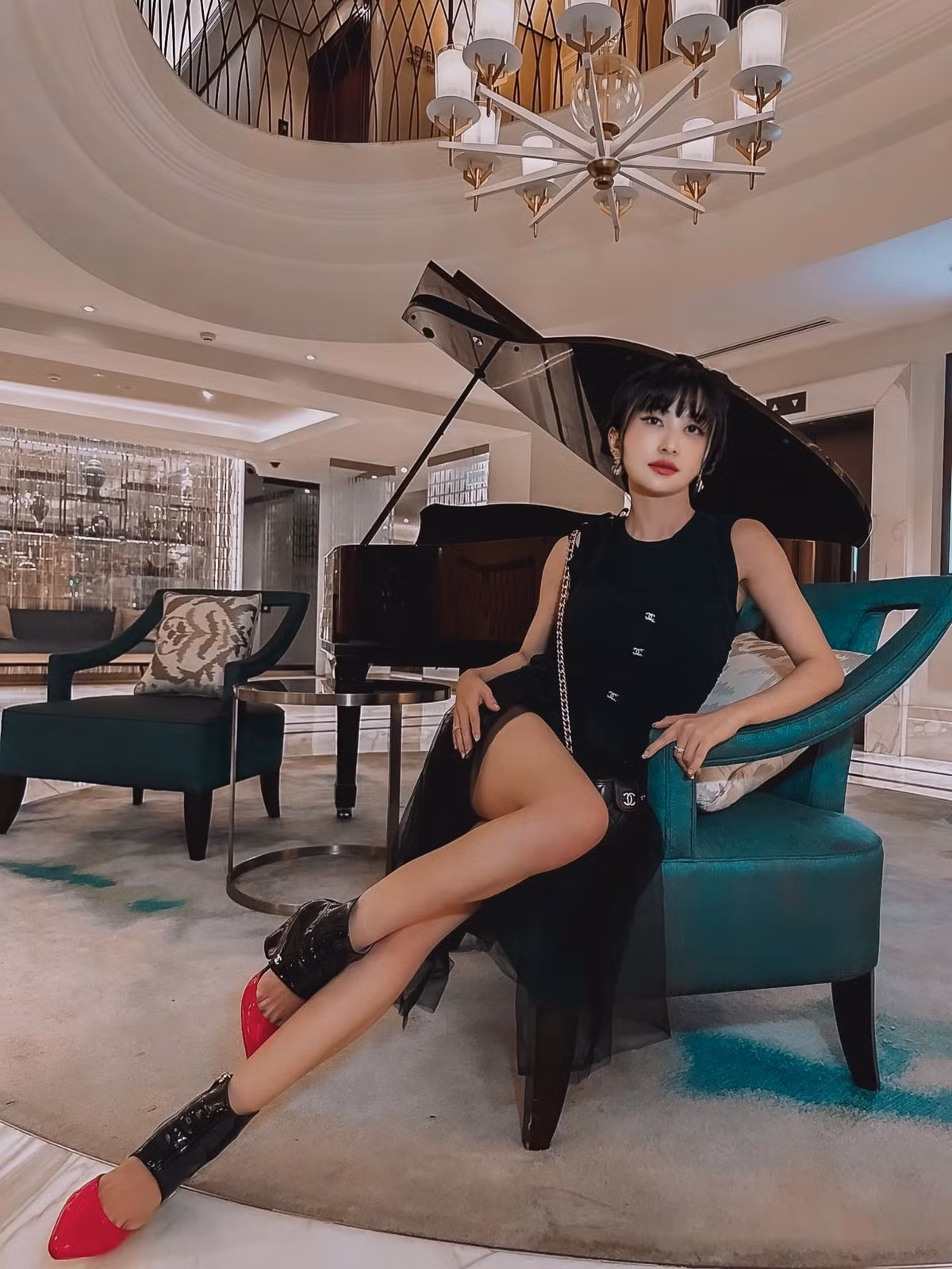 Trong các MV dance cover, Mina Phạm cũng nhận được nhiều lời khen ngợi vì sự đầu tư công phu cũng như trang phục chỉn chu, làm nổi bật thế mạnh ngoại hình.