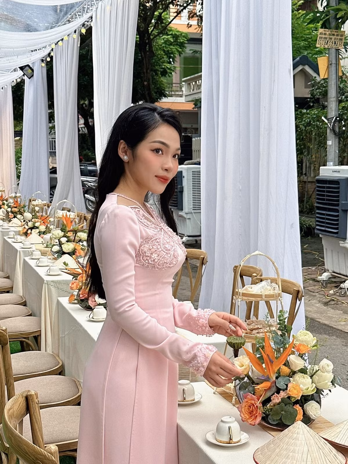 Riêng với trang phục xuất hiện trong đám hỏi, Bảo Ngọc chuẩn bị tới 3 bộ áo dài của 3 nhà thiết kế khác nhau. Tương tự, cô cũng chuẩn bị 3 mẫu áo dài cho 11 cô gái bê lễ.