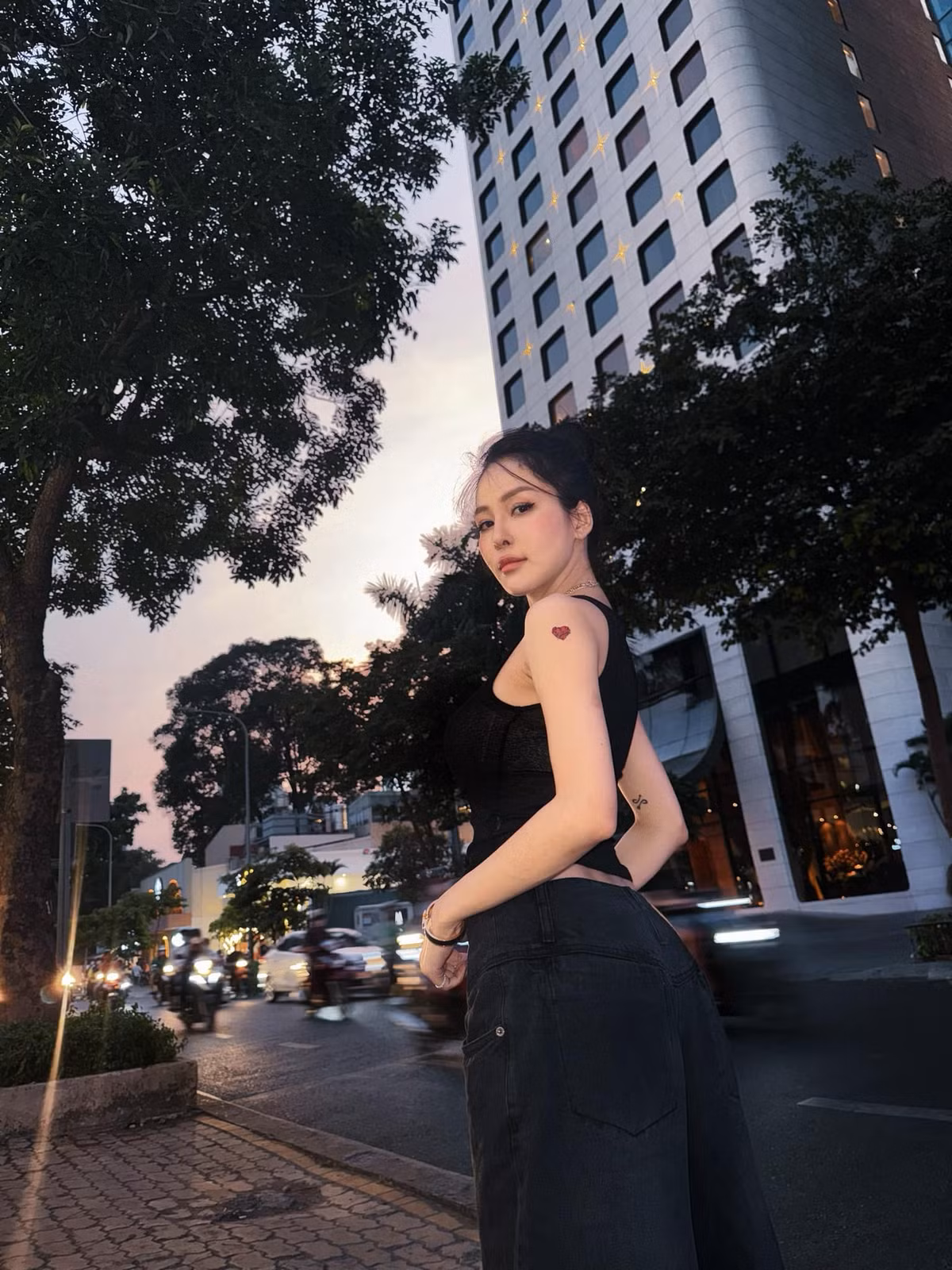 Với trend "chữa lành", Trâm Anh đã làm mới bằng cách thể hiện sự tự tin, gửi đi thông điệp về việc yêu thương và chăm sóc bản thân.
