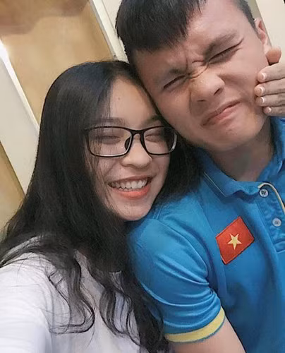 Nhật Lê được biết đến là tình đầu của Quang Hải, cả 2 từng có thời gian dài hẹn hò và công khai với người hâm mộ.