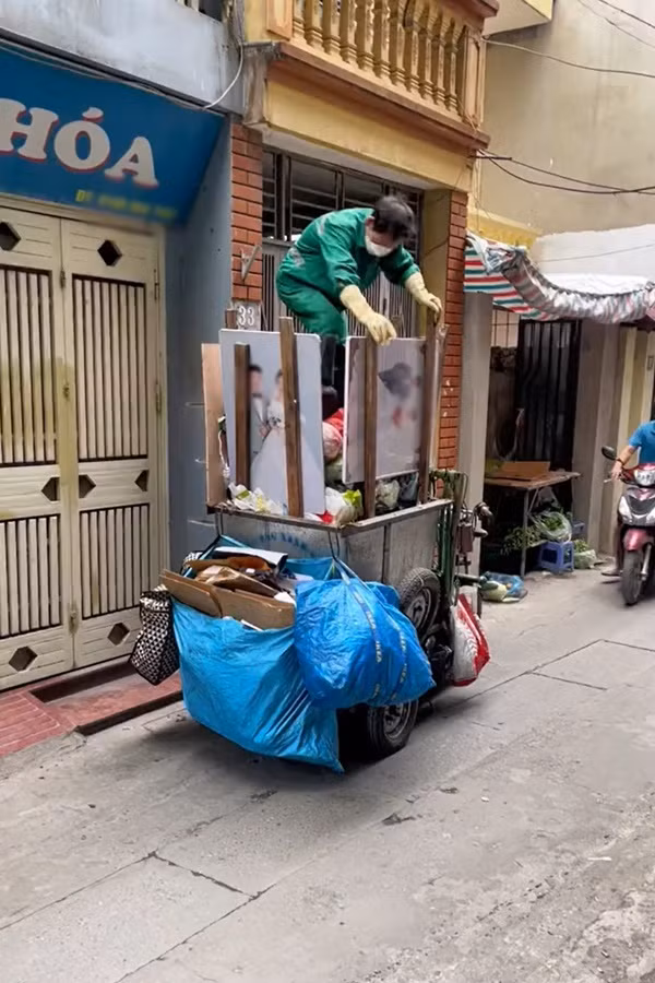 mới đây trên mạng xã hội đã xuất hiện một đoạn clip ghi lại cảnh 2 tấm ảnh cưới lớn nằm trên xe thu gom rác. Dù chưa rõ lý vì sao dẫn đến cảnh tượng này song nhiều người chứng kiến vẫn cảm thấy xót xa thay.
