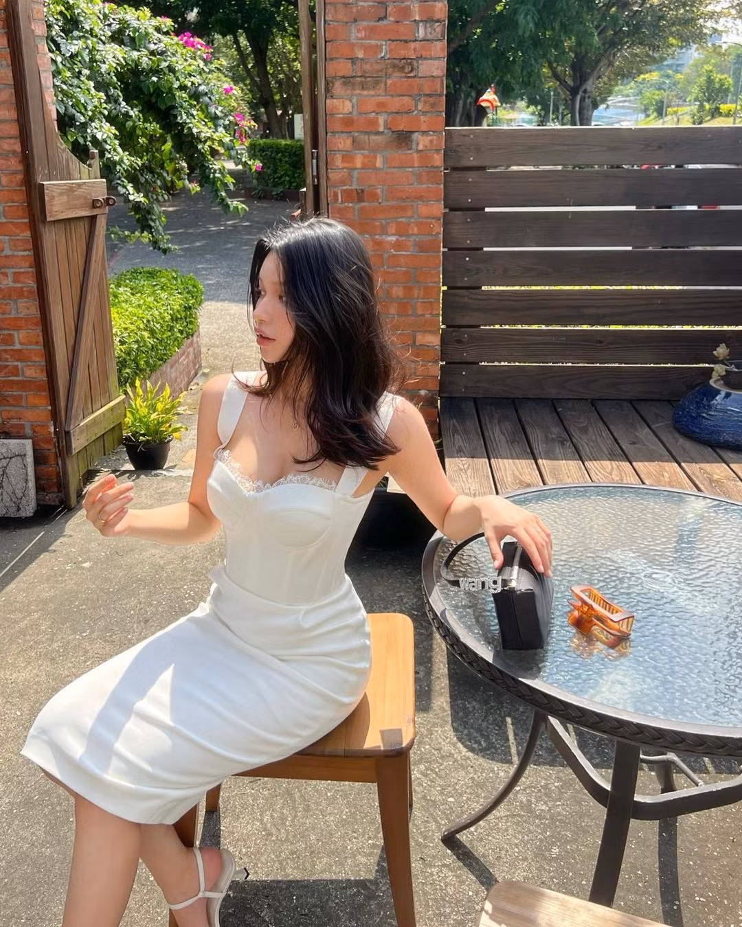 Từng bị coi là thứ trang phục gây đau đớn, gò bó, khó thở, nhưng áo corset giờ đây đã được Weinsanto, Acne Studios và Mugler giới thiệu với một phiên bản cải tiến mang thông điệp: nâng niu cơ thể, giải phóng phụ nữ, khiến cho nó được hoan nghênh hơn bao giờ hết.
