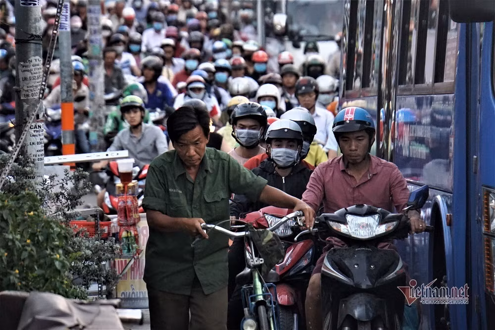 Nhiều người phải dắt bộ qua điểm kẹt xe