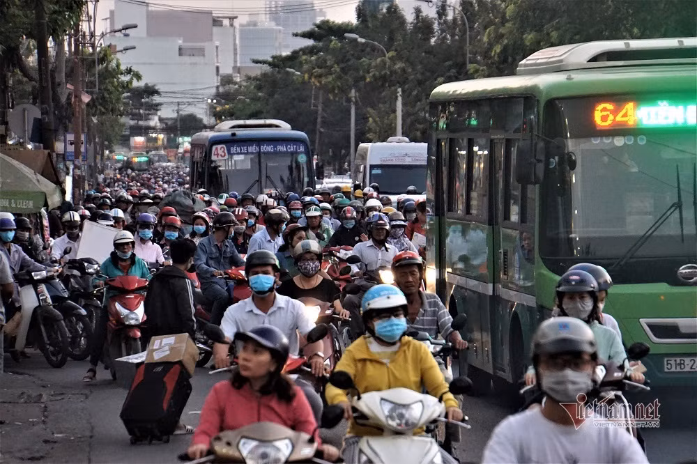 Quốc lộ 13 đoạn qua khu vực cổng ra Bến xe Miền Đông