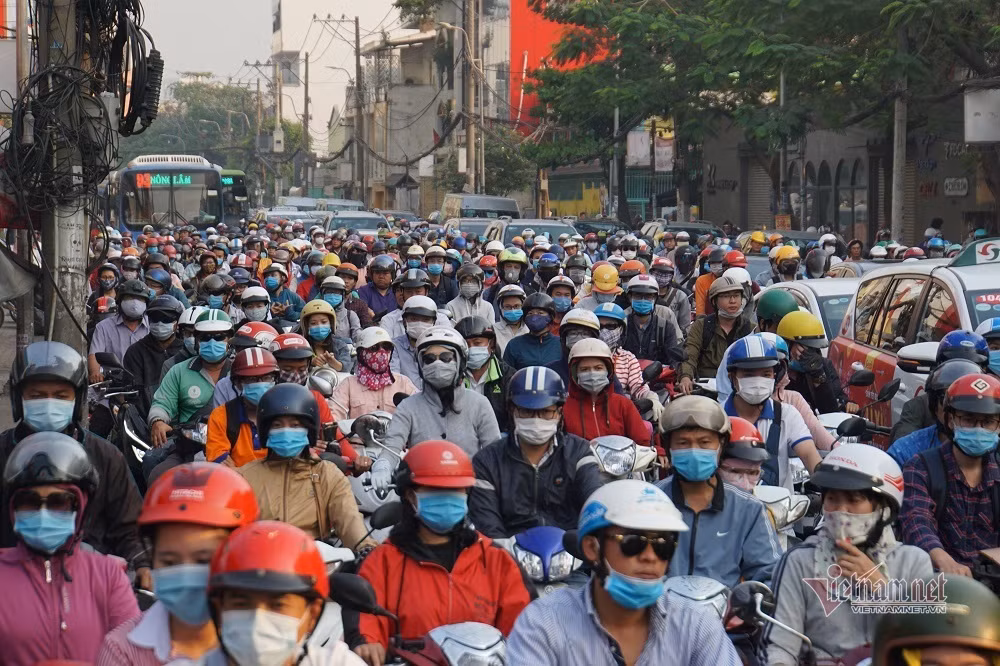 Trái ngược với cảnh đìu hiu bên trong bến xe, các tuyến đường quanh bến xe Miền Đông luôn xảy ra tình trạng kẹt 'nghẹt thở' ngày giáp Tết