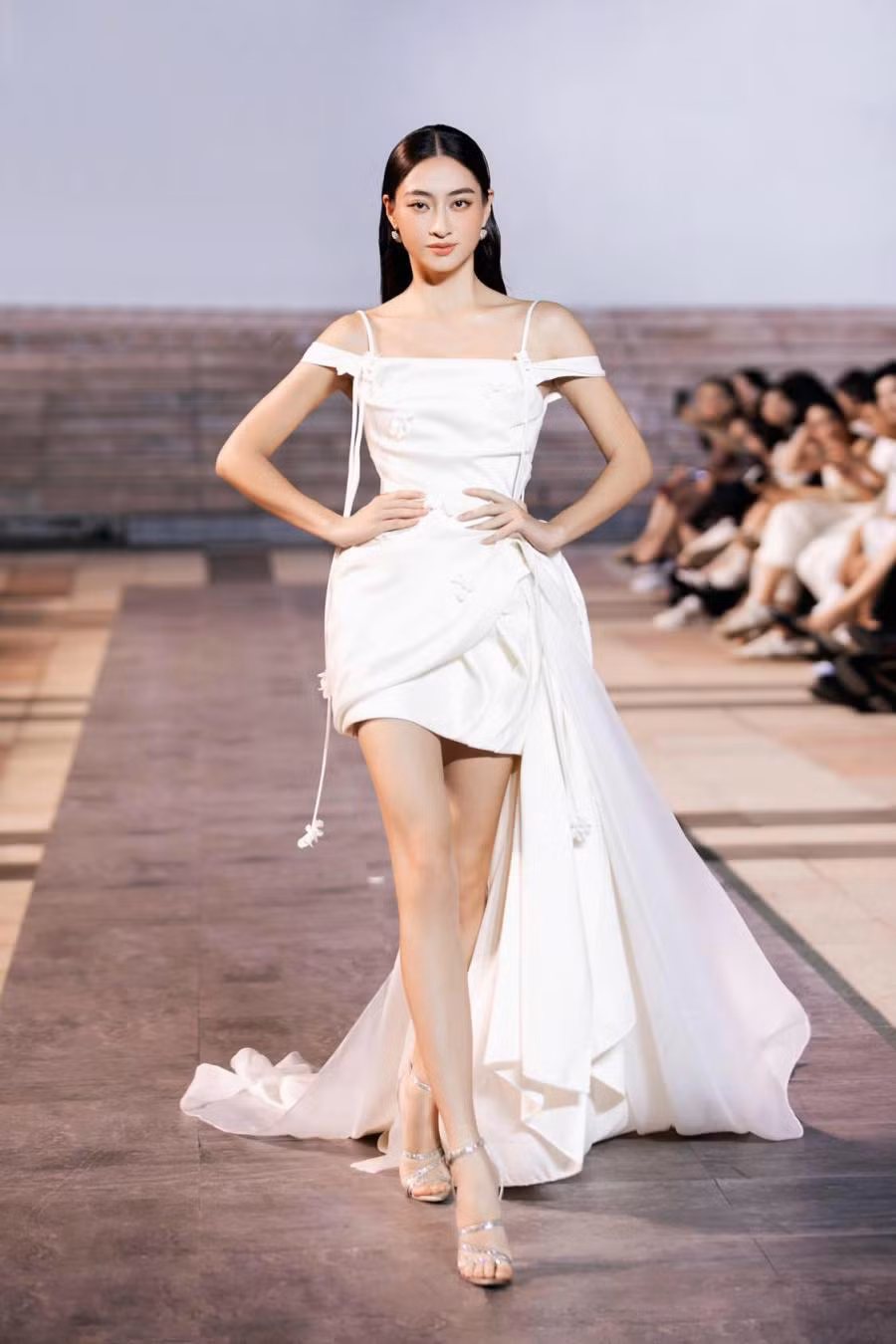 Lương Thuỳ Linh (sinh năm 2000) là một trong những nàng hậu tài sắc song toàn hàng đầu Vbiz. Trong suốt quá trình đương nhiệm, cô đã không khiến người hâm mộ phải thất vọng về những đóng góp cũng như hành trình thăng hạng của mình về mọi mặt.