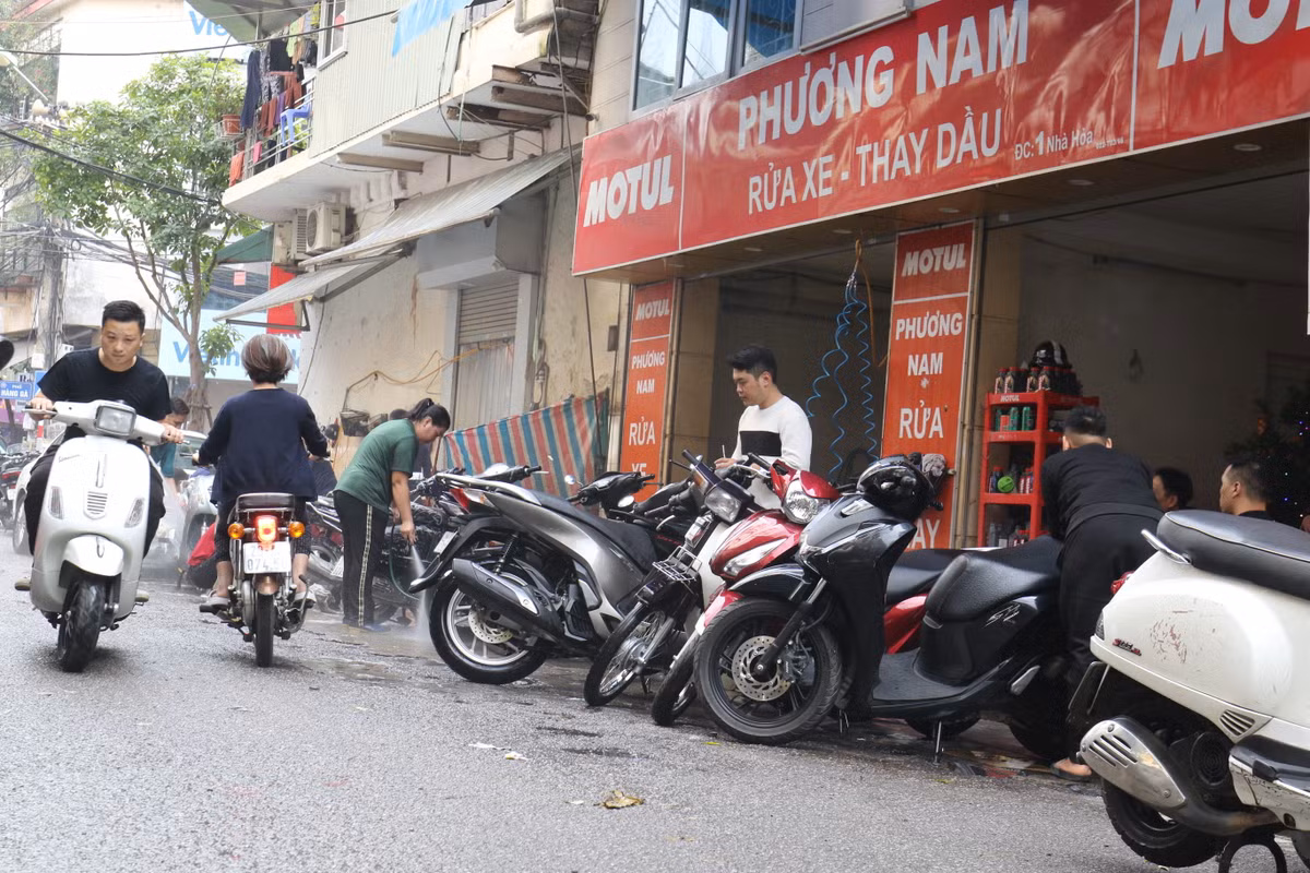 Còn với những chiếc ô tô vào những ngày Tết, giá rửa xe bên ngoài giao động từ 120.000 - 150.000 đồng.