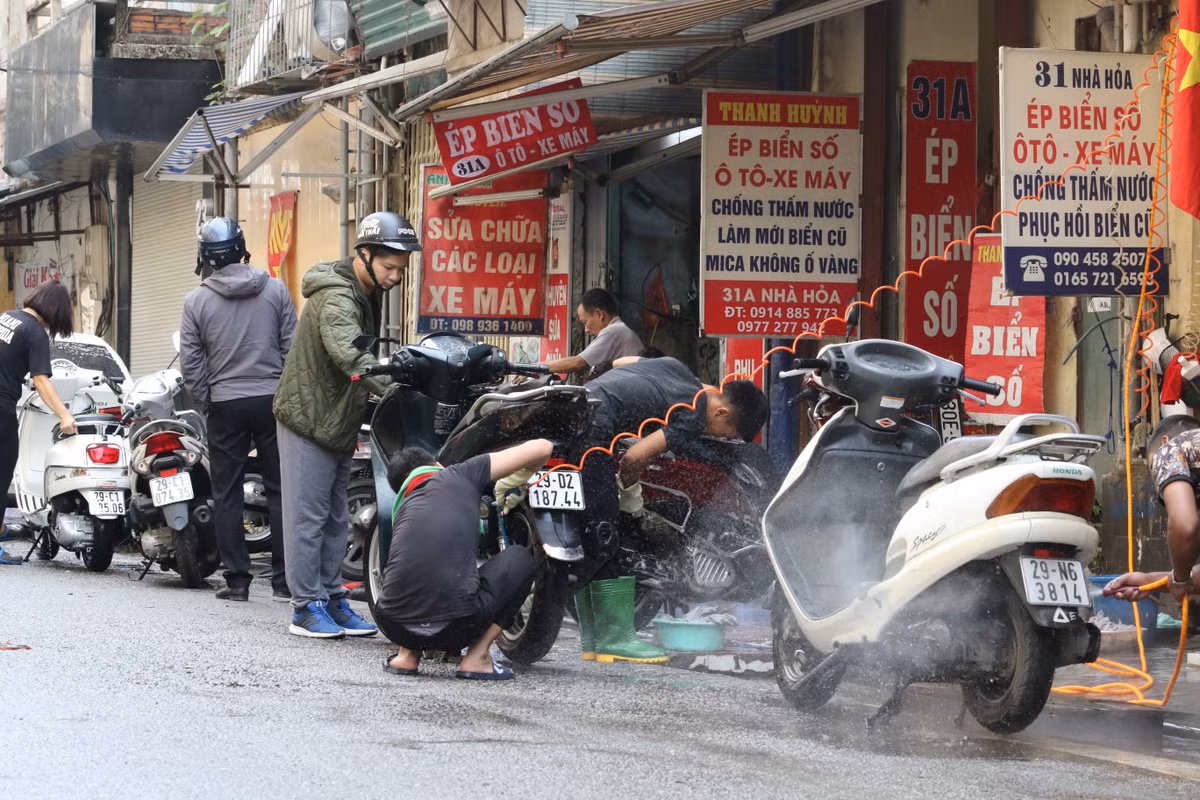 Năm nào cũng vậy, cứ vào dịp gần Tết là các cửa hàng rửa xe lại nhộn nhịp hẳn lên bởi ai cũng muốn chiếc xe của mình thật sạch đẹp, gột rửa, bỏ lại hết những bụi bẩn của năm cũ.
