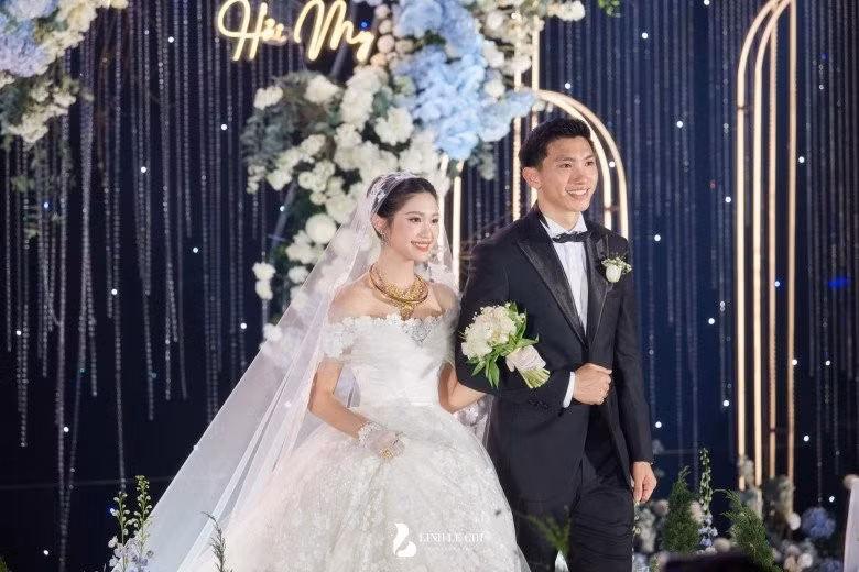 Như vậy, với thông tin từ “team qua đường” kể lại khi chứng kiến mẹ Văn Hậu cùng chàng cầu thủ đưa Hải My đi khám lại càng rõ mồn một Vcặp đôi đã có tin vui.