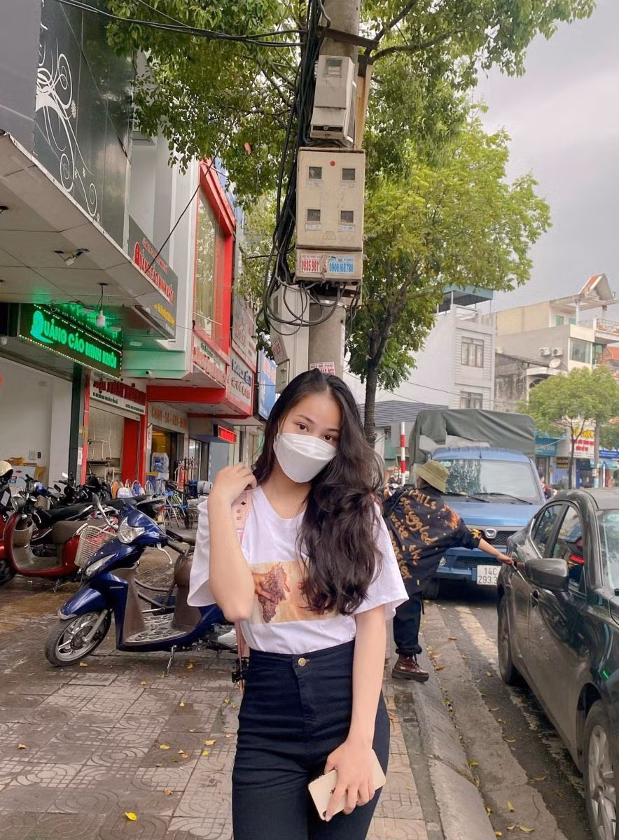 Không chỉ vậy, ngoài tài năng được thể hiện rõ rệt qua từng trận bóng, nhan sắc của nàng cầu thủ “đất Quảng” cũng là điểm thu hút sự quan tâm của người hâm mộ. Khác với hình ảnh có phần mạnh mẽ, cá tính trên sân cỏ, ngoài đời Bảo Trâm lại sở hữu một gương mặt xinh đẹp cùng thân hình quyến rũ.