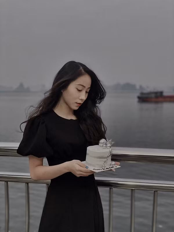 Lê Thị Bảo Trâm sinh năm 2004, quê ở Quảng Nam, trưởng thành từ lò đào tạo trẻ Than Khoáng Sản Việt Nam, đội dự tuyển VFF.