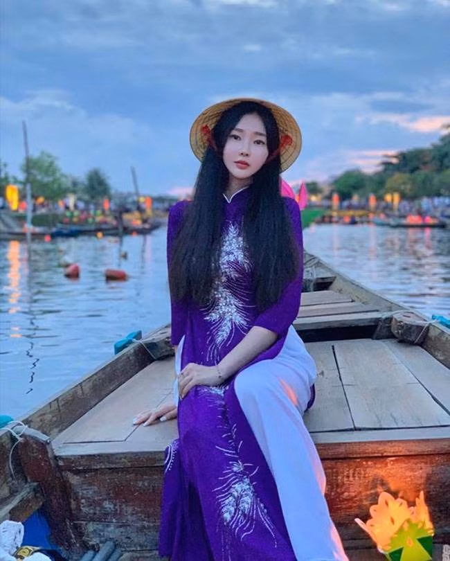 Alist Mary được nhiều người dùng mạng tại Việt Nam biết tới khi đăng tải những khoảnh khắc xinh như nàng thơ khi tới Hội An, Đà Nẵng du lịch, khoác lên mình nhiều thiết kế áo dài đặc trưng của đất nước hình chữ S.