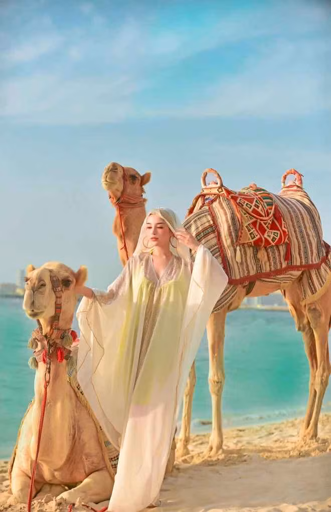 Bên cạnh clip, Huyền Baby cũng khoe 1 loạt ảnh check-in Dubai lên trang cá nhân.